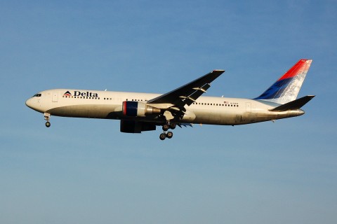 N174DZ - 767-332(ER) - Delta Air Lines - LGW - 10-12-2006