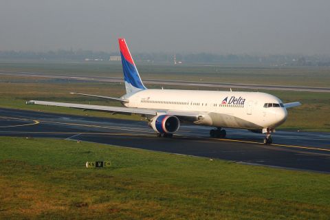 N176DZ - 767-332(ER) - Delta Air Lines - DUS - 03-11-2006