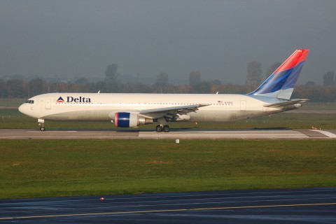 N176DZ - 767-332(ER) - Delta Air Lines - DUS - 03-11-2006b