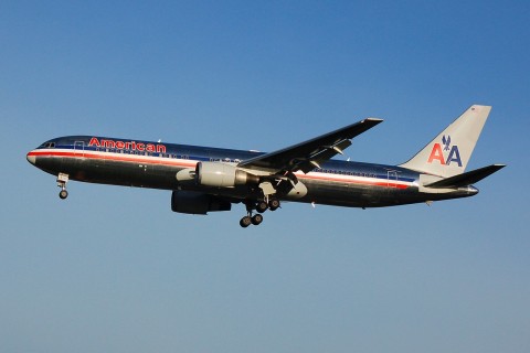 N325AA - 767-223(ER) - American Airlines - LGW - 10-12-2006