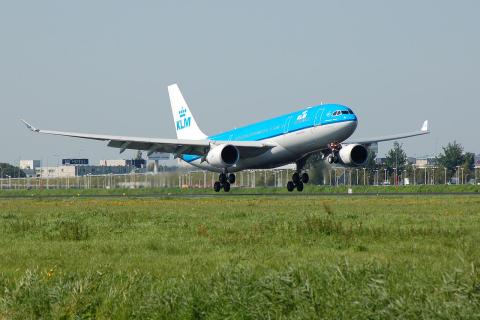 PH-AOE - A330-203 - KLM Royal Dutch Airlines - AMS - 10-09-2006