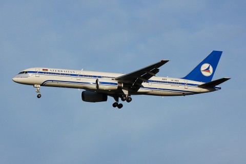 VP-BBS - 757-22L - AZAL Azerbaijan Airlines - LGW - 10-12-2006b