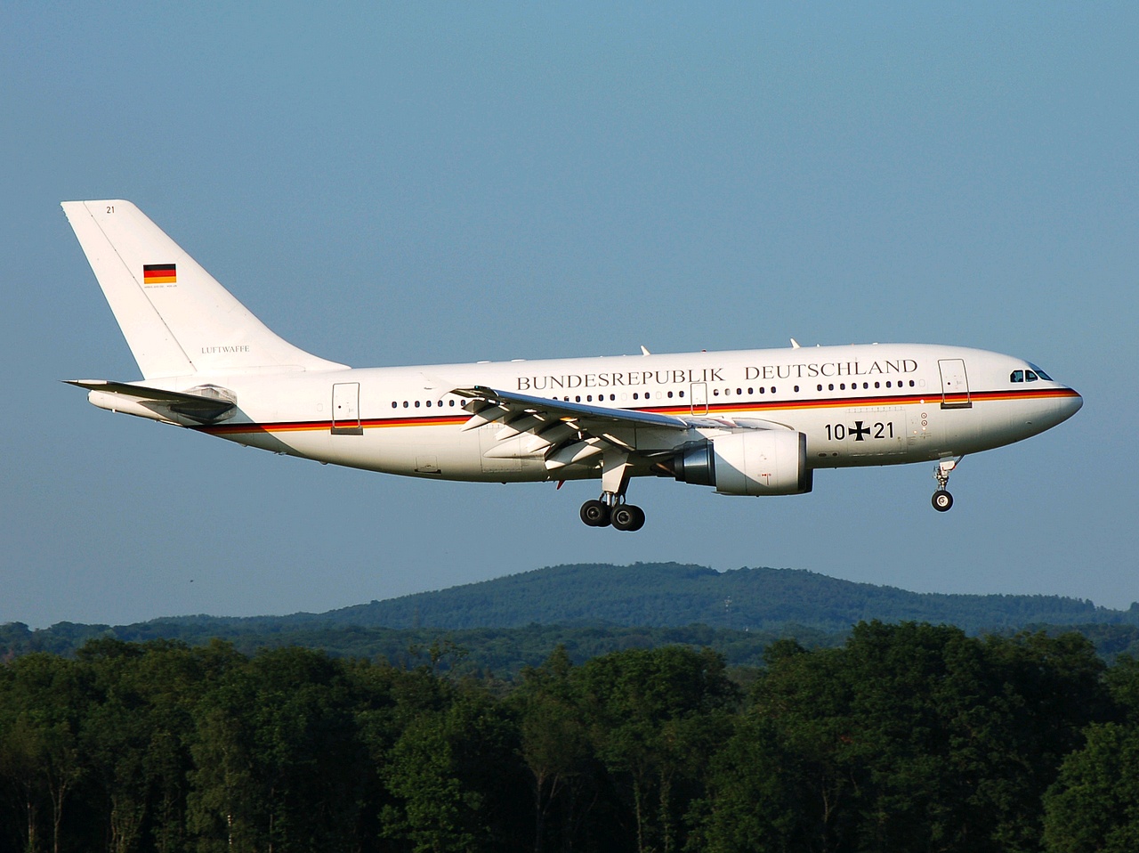 10+21 - A310-304 - German Air Force (Luftwaffe) - CGN - 18-05-2007