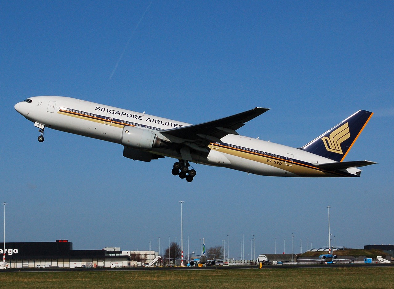 9V-SVD - 777-212(ER) - Singapore Airlines - AMS - 10-03-2007b