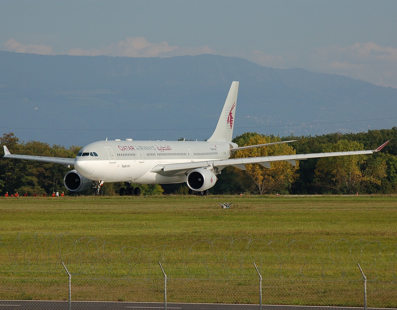 A7-ACC - A330-202 - Qatar Airways - GVA - 02-10-2007b