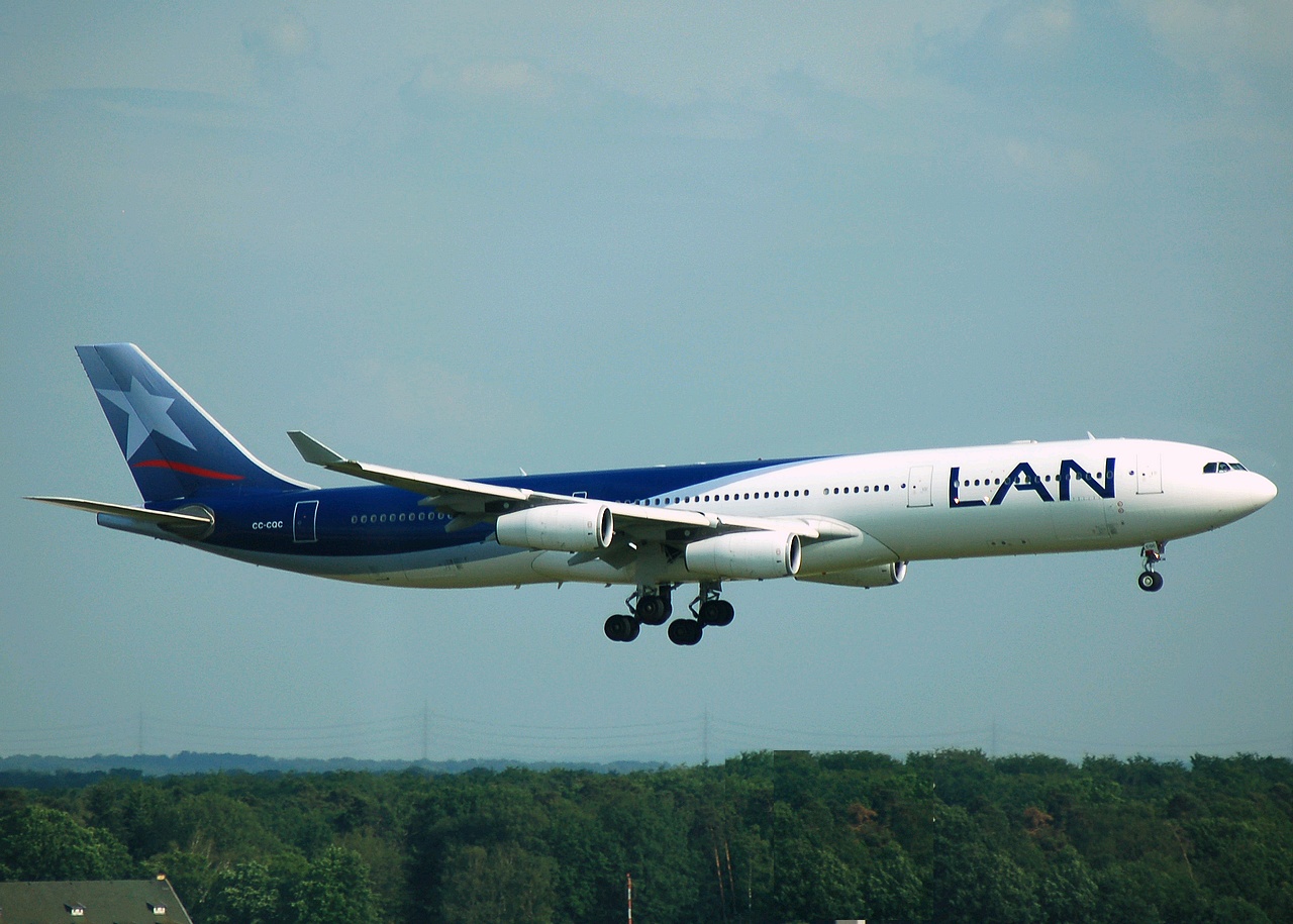 CC-CQC - A340-313 - LAN Airlines - FRA - 22-05-2007
