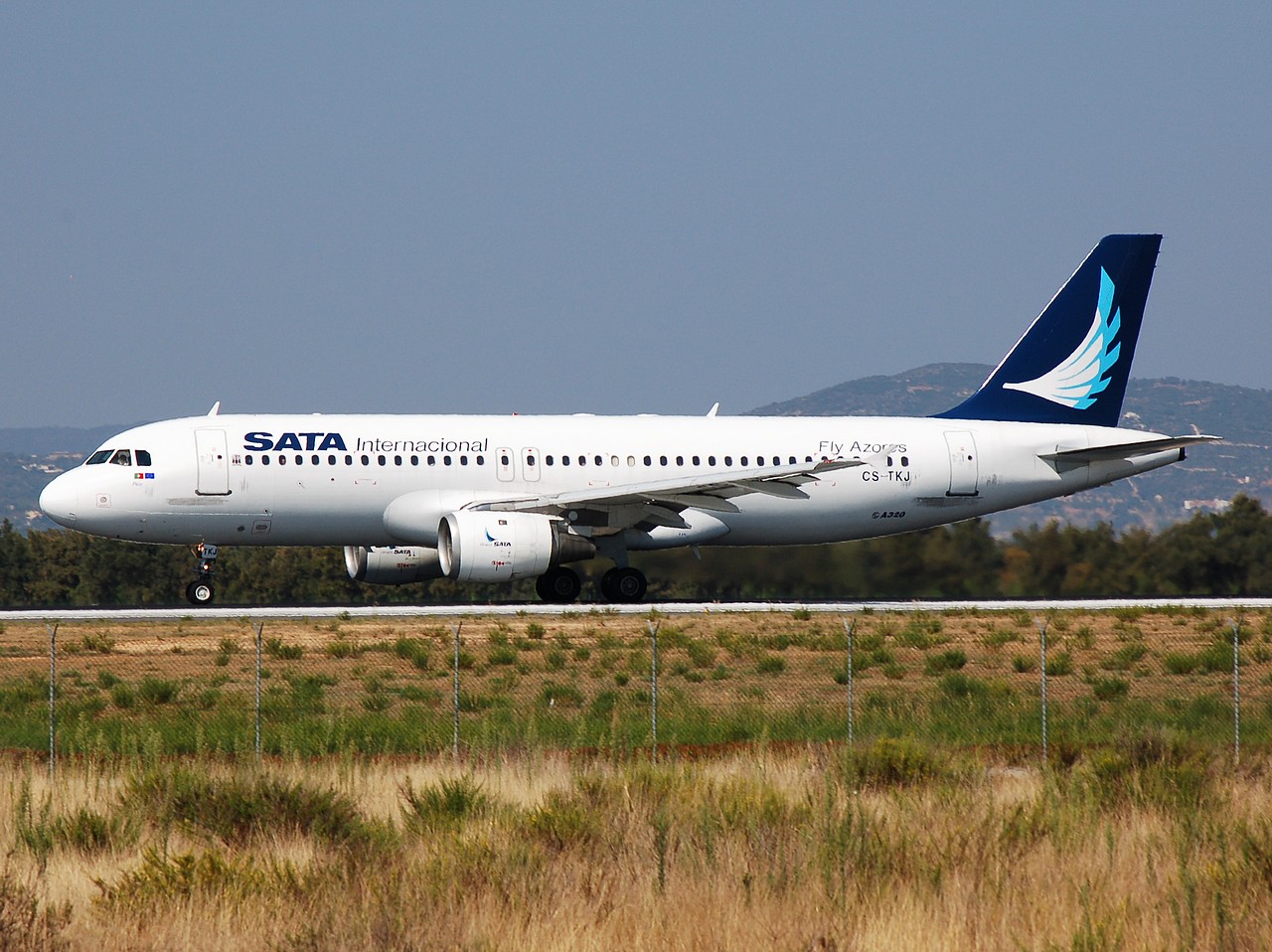 CS-TKJ - A320-232 - SATA International - FAO - 02-09-2007b