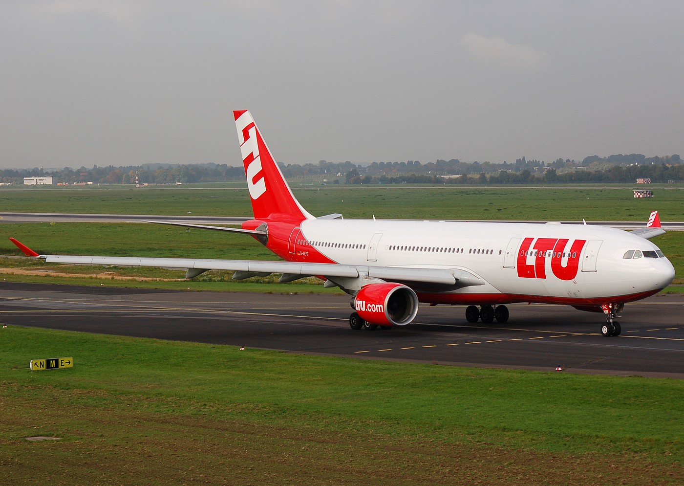 D-ALPC - A330-223 - LTU International Airways - DUS - 05-10-2007