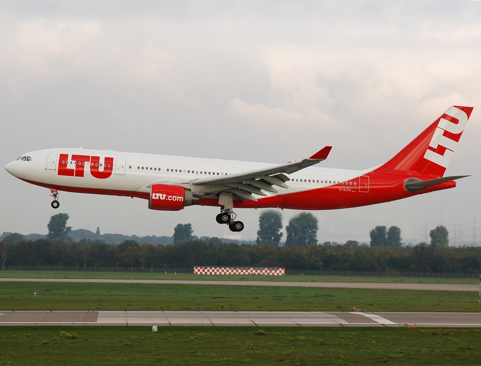 D-ALPD - A330-223 - LTU International Airways - DUS - 05-10-2007