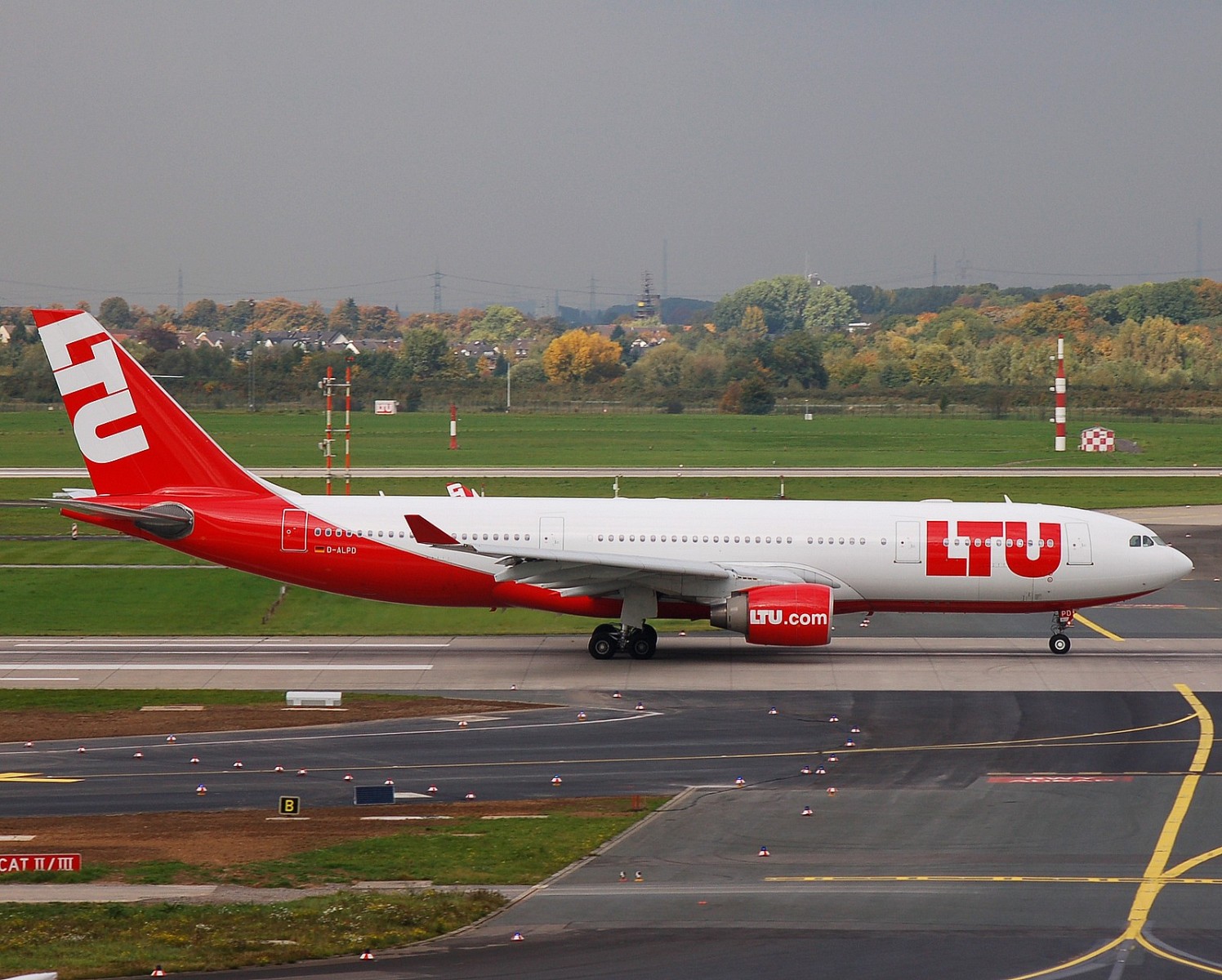 D-ALPD - A330-223 - LTU International Airways - DUS - 05-10-2007b