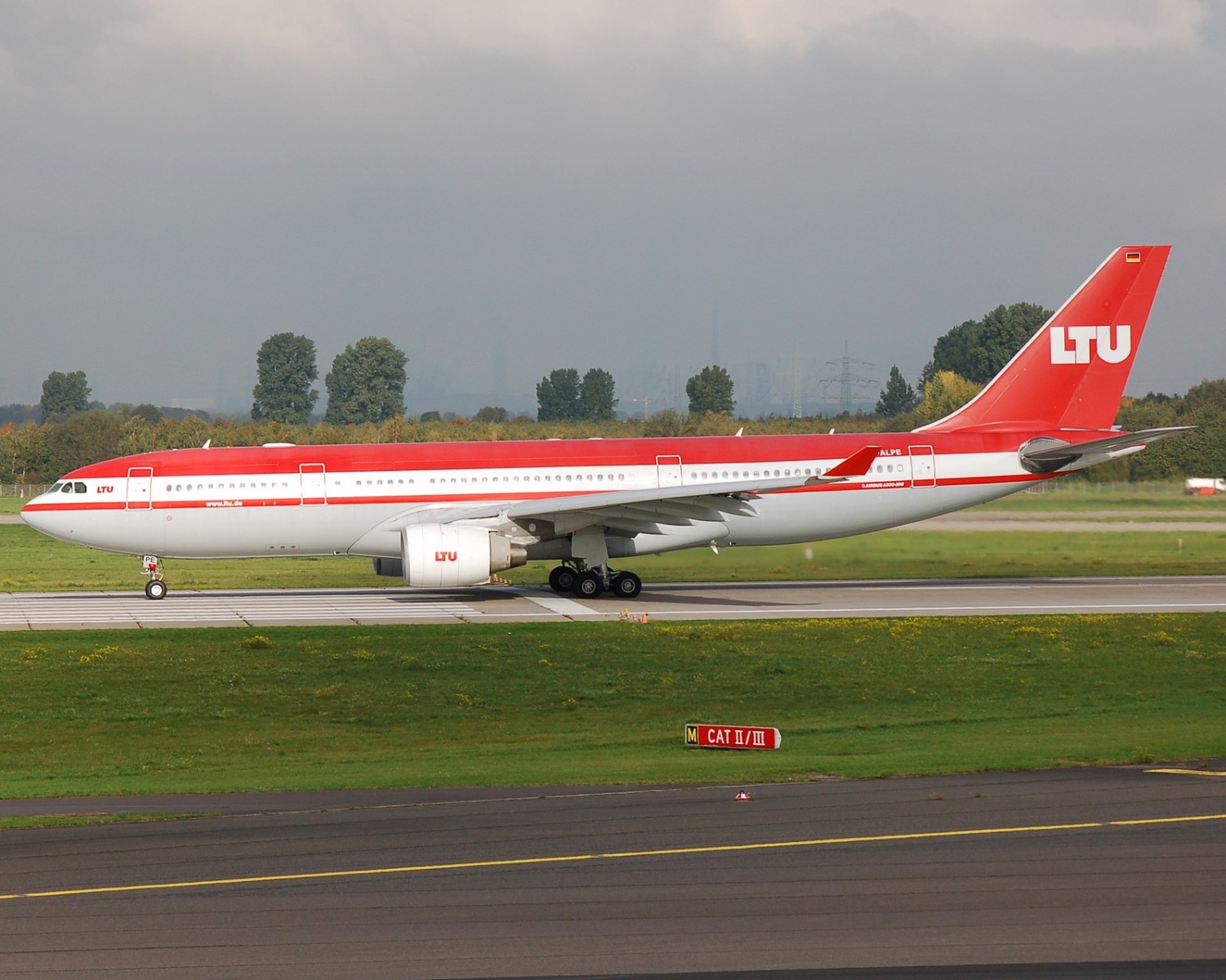 D-ALPE - A330-223 - LTU International Airways - DUS - 05-10-2007