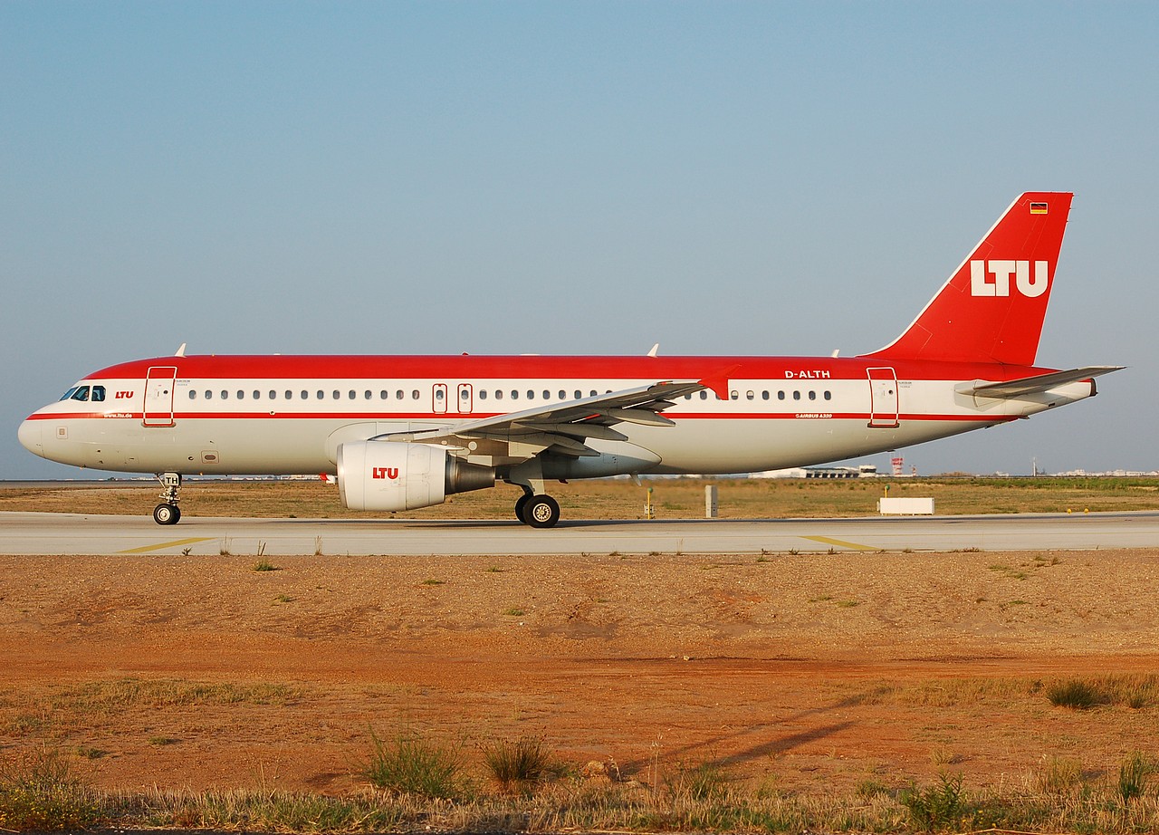 D-ALTH - A320-214 - LTU International Airways - FAO - 01-09-2007