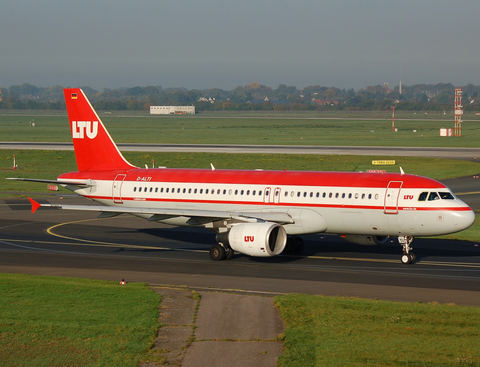 D-ALTI - A320-214 - LTU International Airways - DUS - 05-10-2007