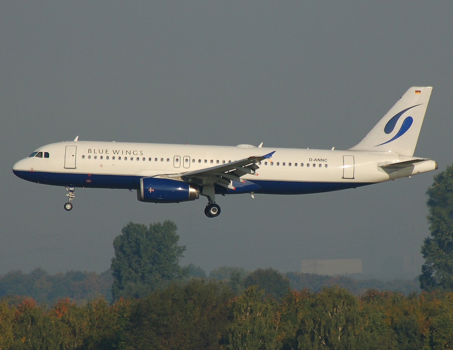 D-ANNC - A320-232 - Blue Wings - DUS - 05-10-2007