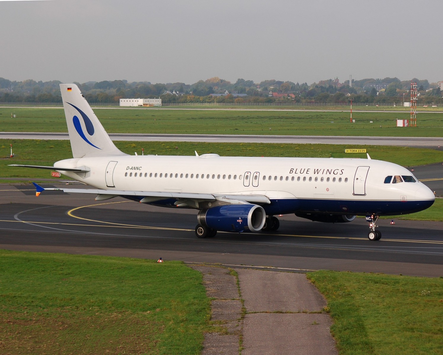 D-ANNC - A320-232 - Blue Wings - DUS - 05-10-2007b