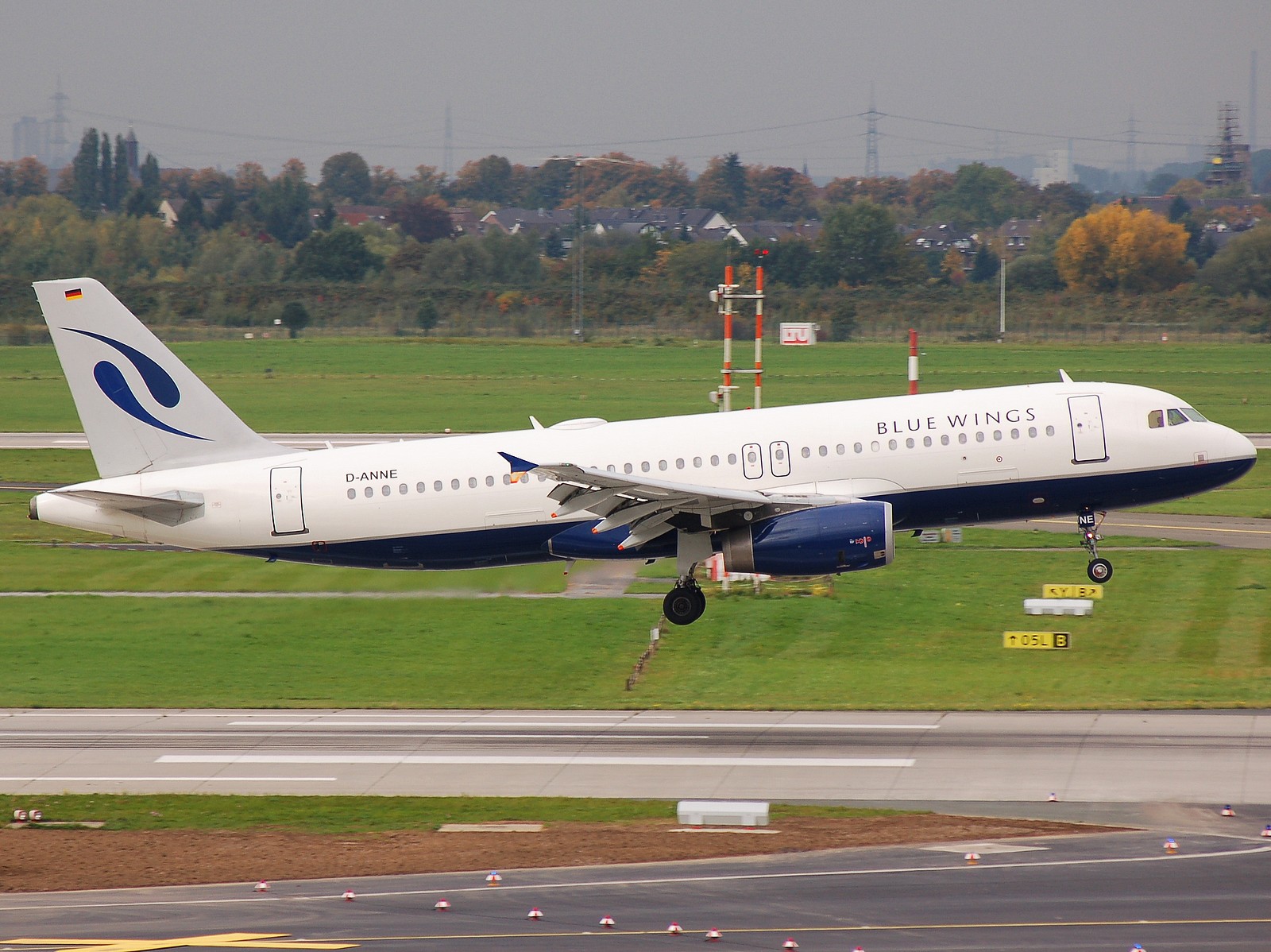 D-ANNE - A320-232 - Blue Wings - DUS - 05-10-2007