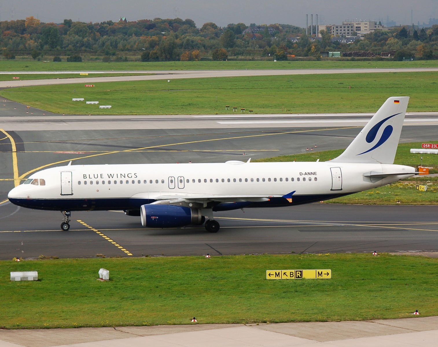 D-ANNE - A320-232 - Blue Wings - DUS - 05-10-2007b