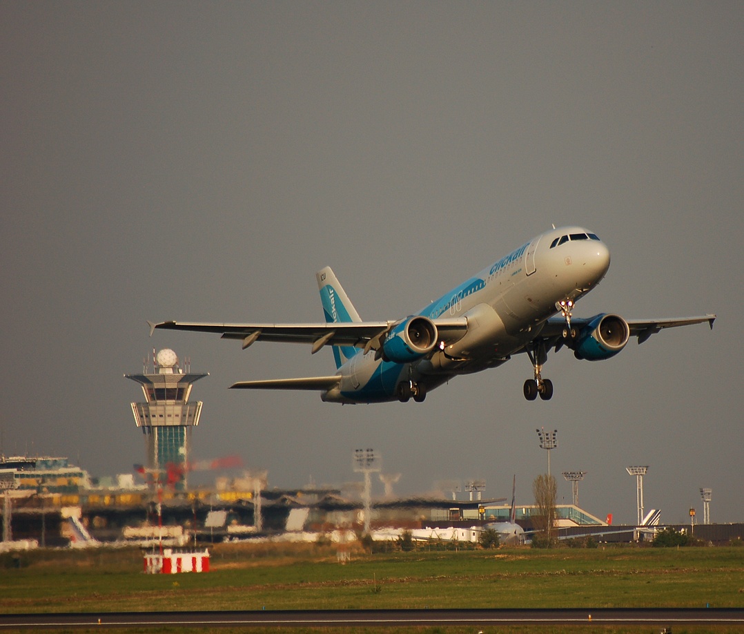 EC-ICU - A320-211 - Clickair - ORY - 09-04-2007b
