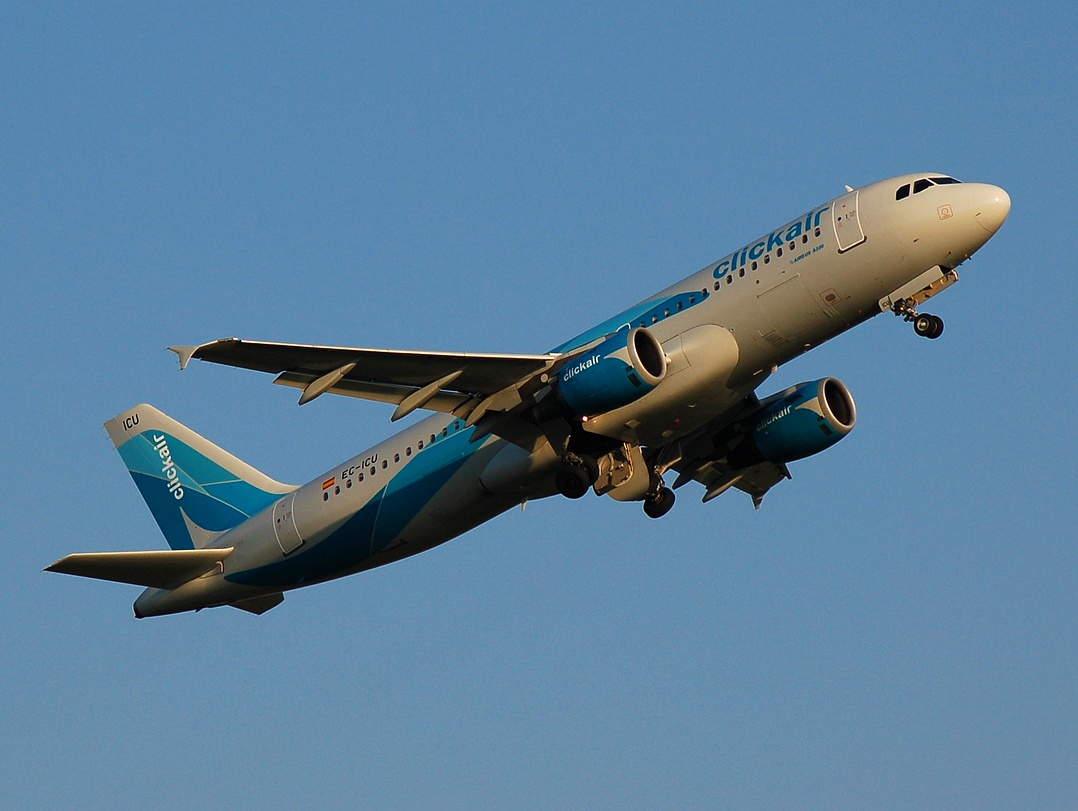 EC-ICU - A320-211 - Clickair - ORY - 09-04-2007c