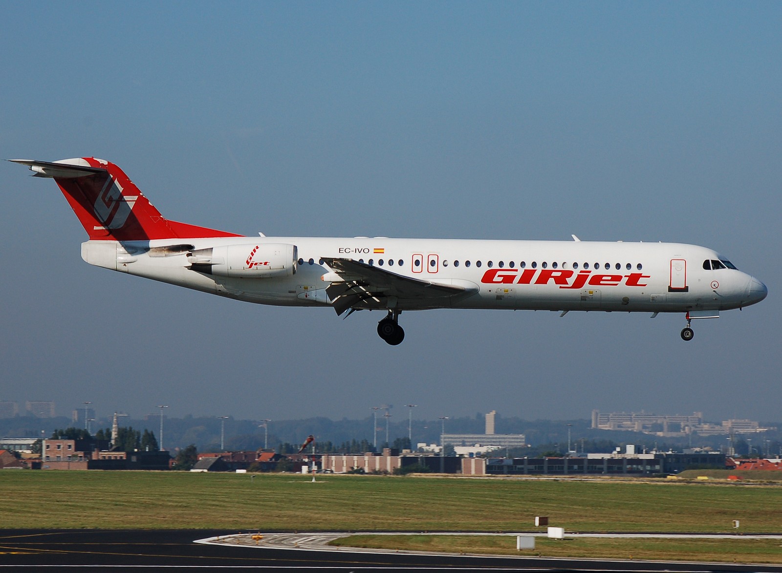 EC-IVO - Fokker 100 - Girjet - BRU - 06-10-2007