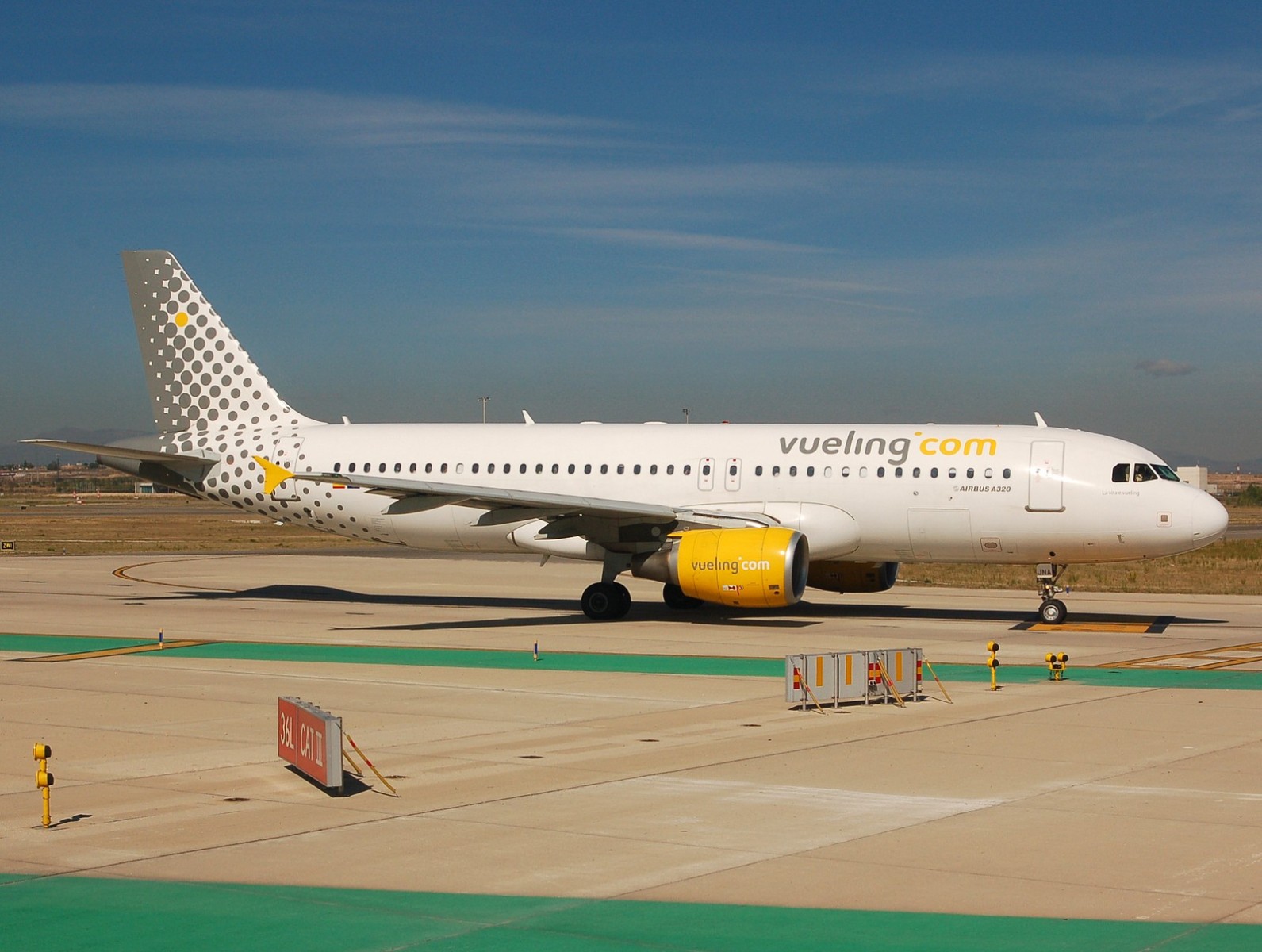 EC-JNA - A320-214 - Vueling - MAD - 10-10-2007
