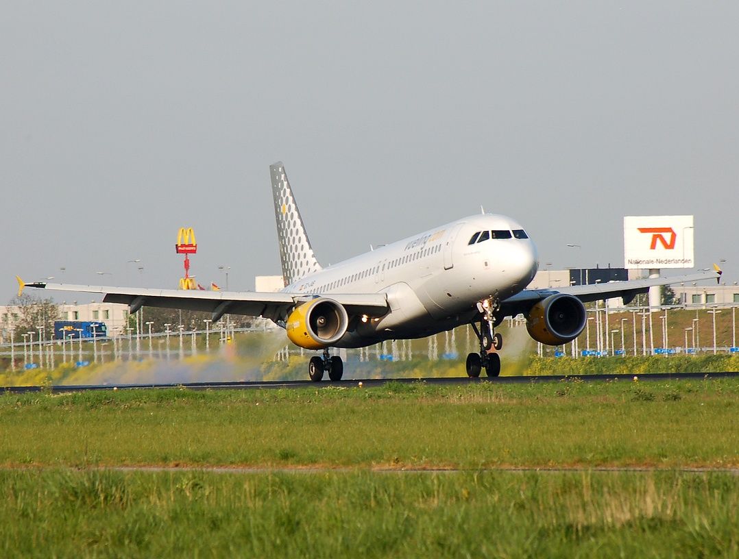 EC-JNB - A320-214 - Vueling - AMS - 21-04-2007