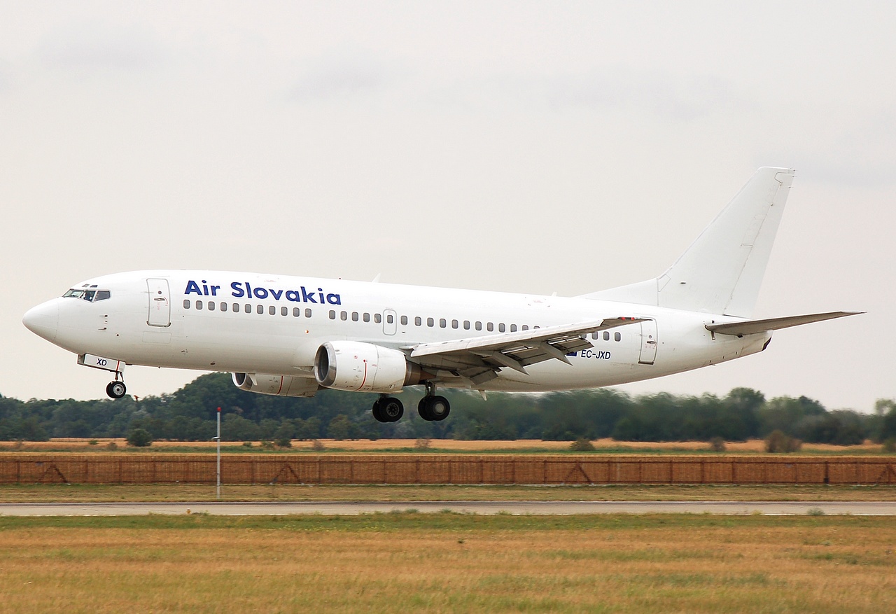 EC-JXD - 737-33A - Air Slovakia - BTS - 10-08-2007b
