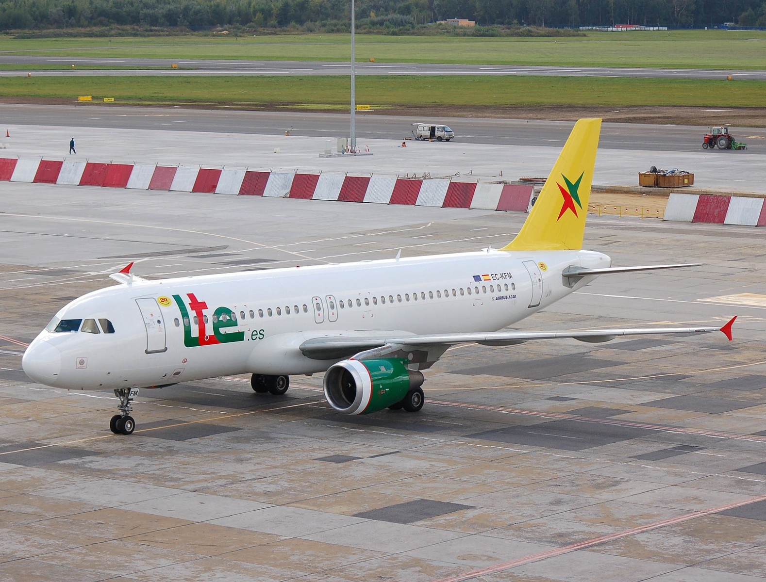 EC-KFM - A320-211 - LTE International Airways - WAW - 20-09-2007