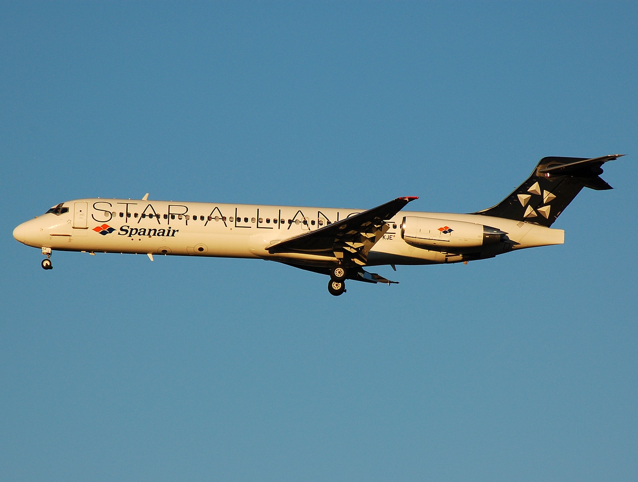 EC-KJE - MD-87 - Spanair - MAD - 09-10-2007b