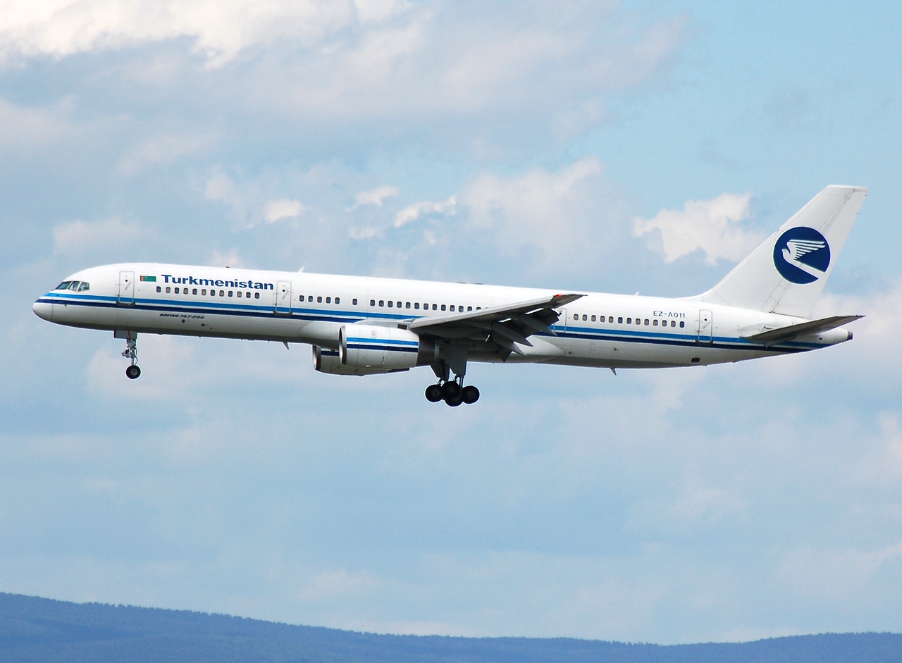 EZ-A011 - 757-22K - Turkmenistan Airlines - FRA - 07-07-2007b