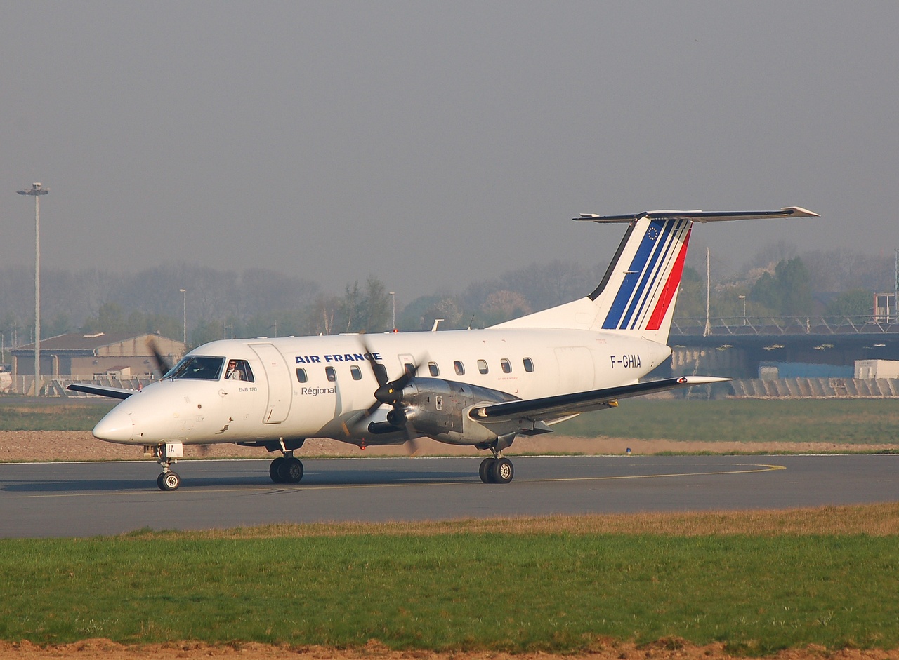 F-GHIA - EMB-120-RT - Air France - LIL - 16-04-2007b