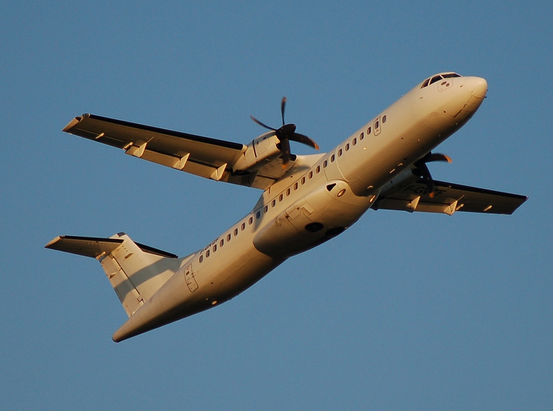 F-GVZF - ATR 72-212 - Airlinair - ORY - 09-04-2007b