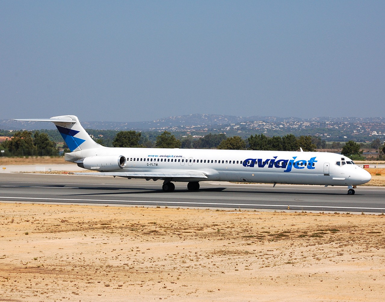 G-FLTM - MD-83 - AviaJet - FAO - 02-09-2007b