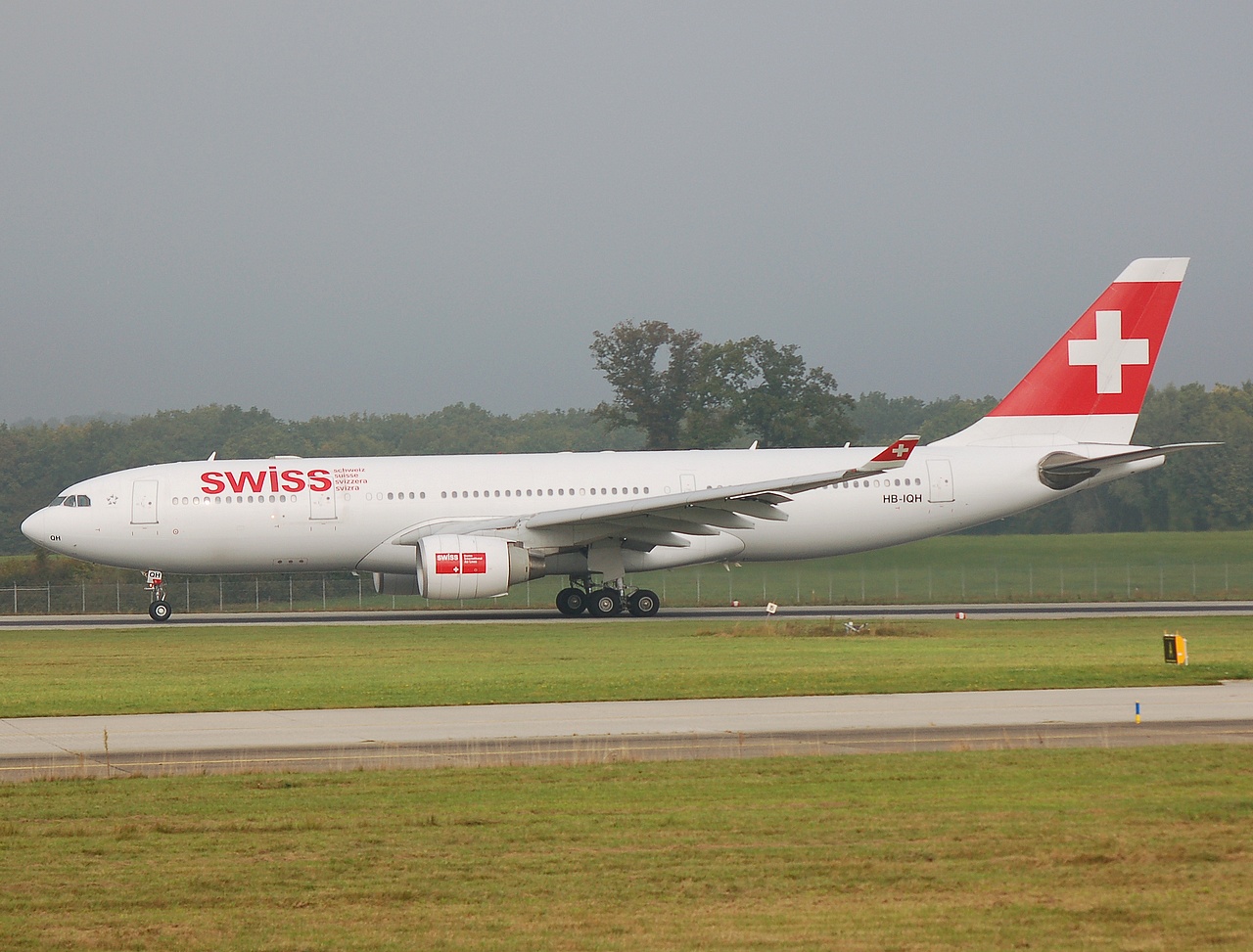 HB-IQH - A330-223 - Swiss - GVA - 02-10-2007b