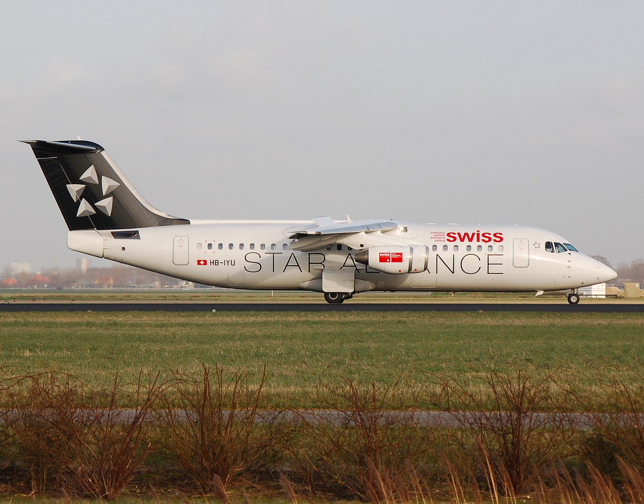 HB-IYU - RJ100 - Swiss - AMS - 10-03-2007