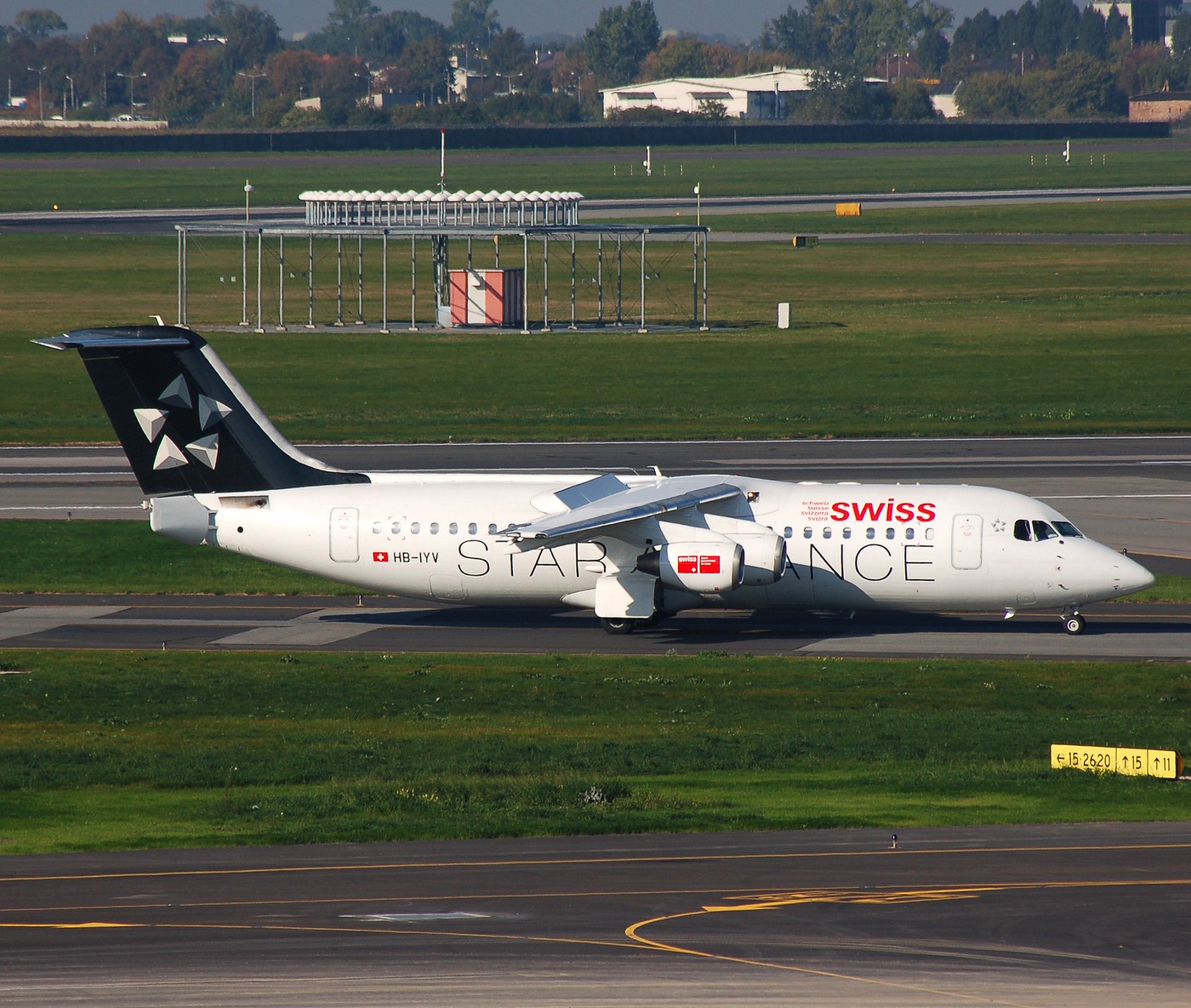 HB-IYV - RJ100 - Swiss - WAW - 20-09-2007