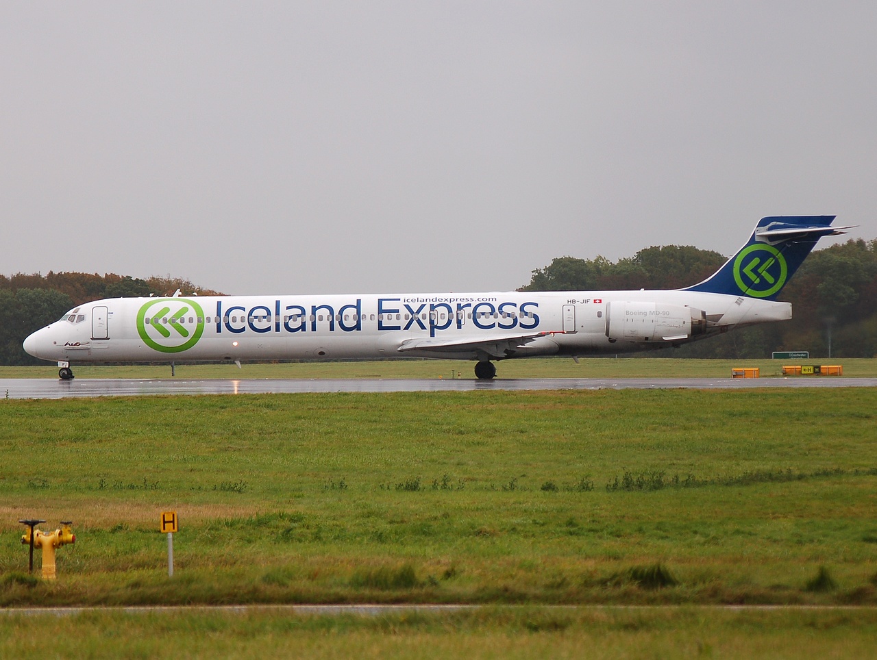 HB-JIF - MD-90-30 - Iceland Express - STN - 01-10-2007b