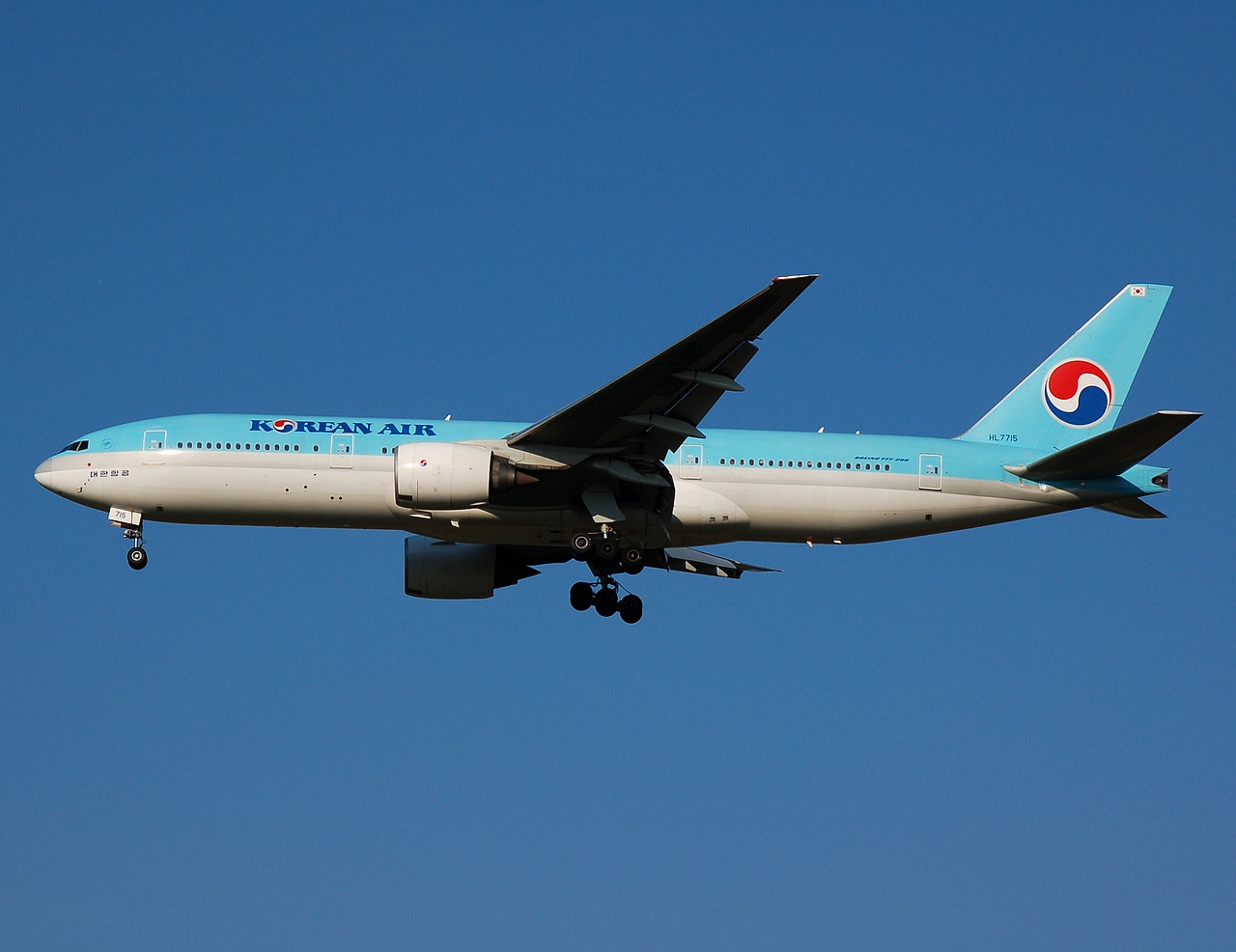HL7715 - 777-2B5(ER) - Korean Air Lines - VIE - 10-08-2007