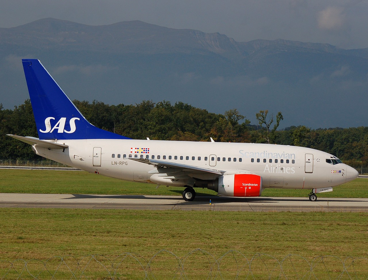 LN-RPG - 737-683 - SAS Scandinavian Airlines - GVA - 02-10-2007
