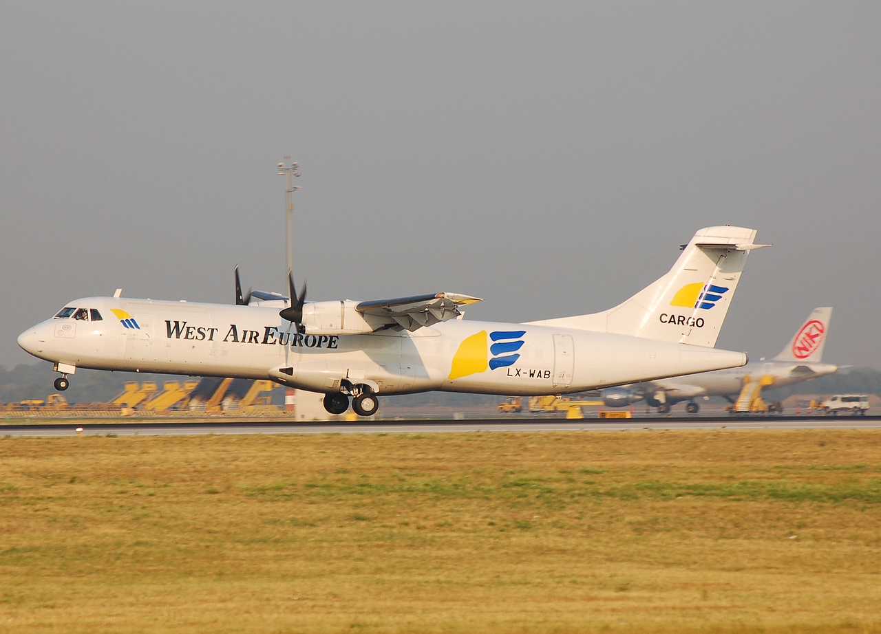 LX-WAB - ATR 72-201 - West Air Europe - VIE - 09-08-2007