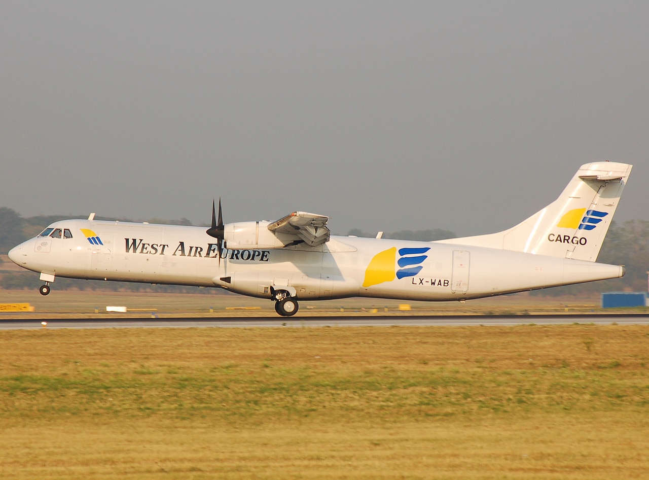LX-WAB - ATR 72-201 - West Air Europe - VIE - 09-08-2007b