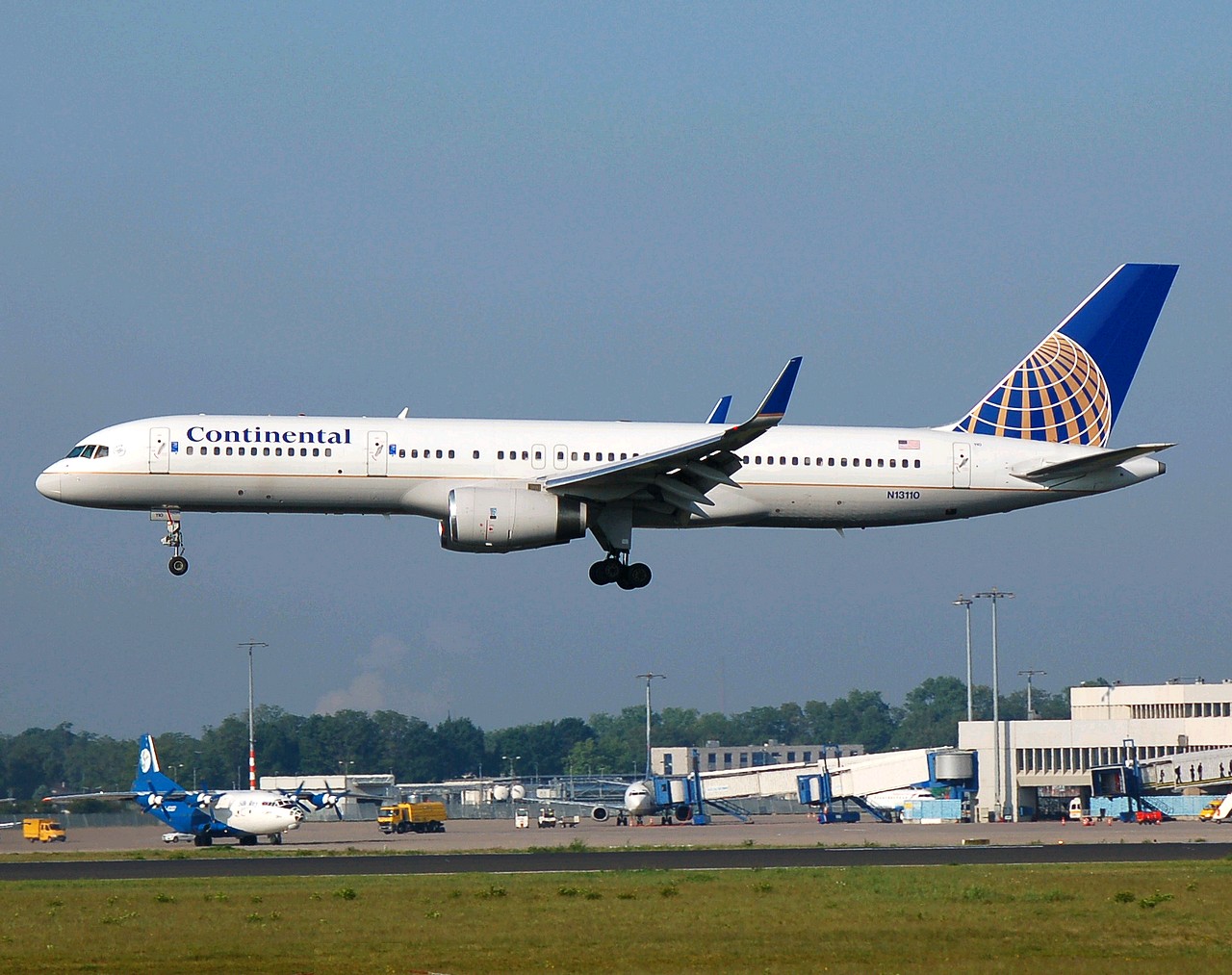 N13110 - 757-224(WL) - Continental Air Lines - CGN - 18-05-2007b