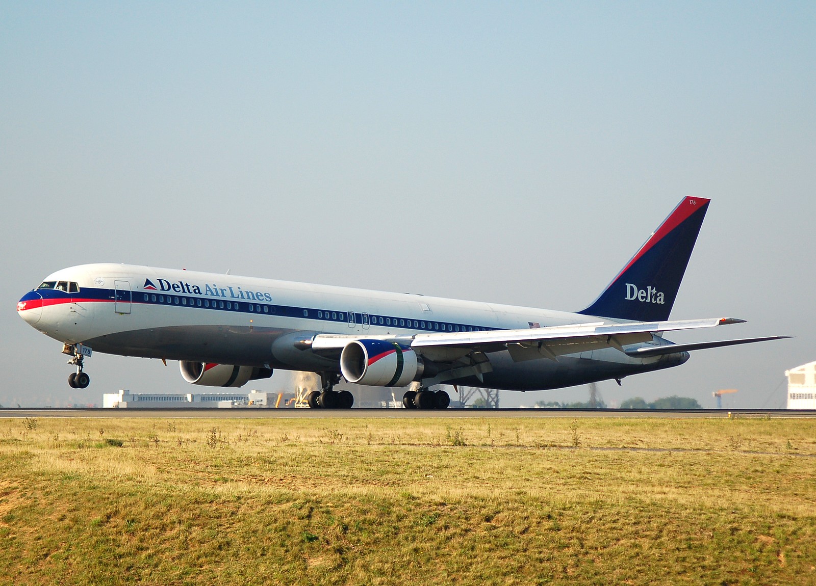 N175DL - 767-324(ER) - Delta Air Lines - CDG - 04-08-2007