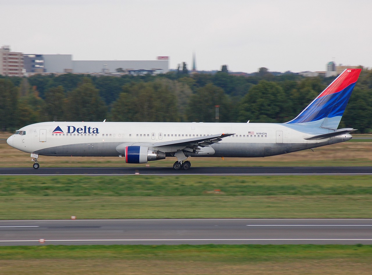 N194DN - 767-332(ER) - Delta Air Lines - TXL - 30-09-2007