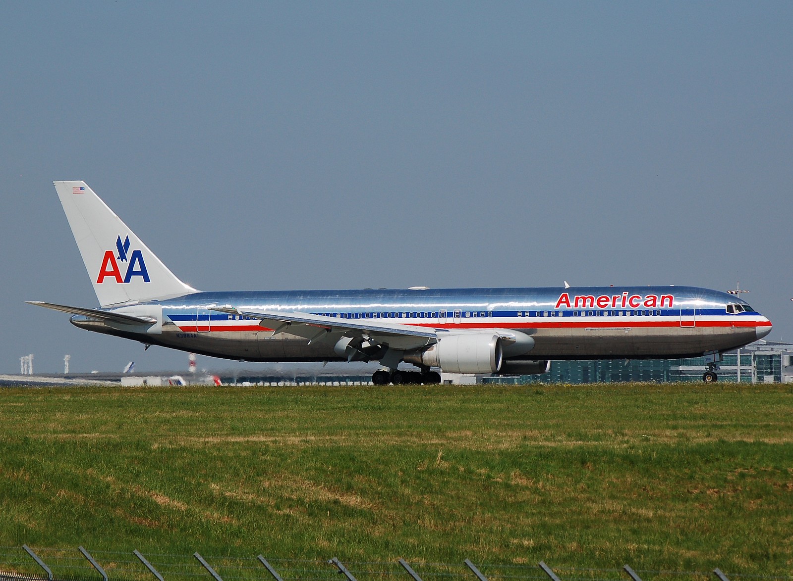 N388AA - 767-323(ER) - American Airlines - CDG - 04-08-2007