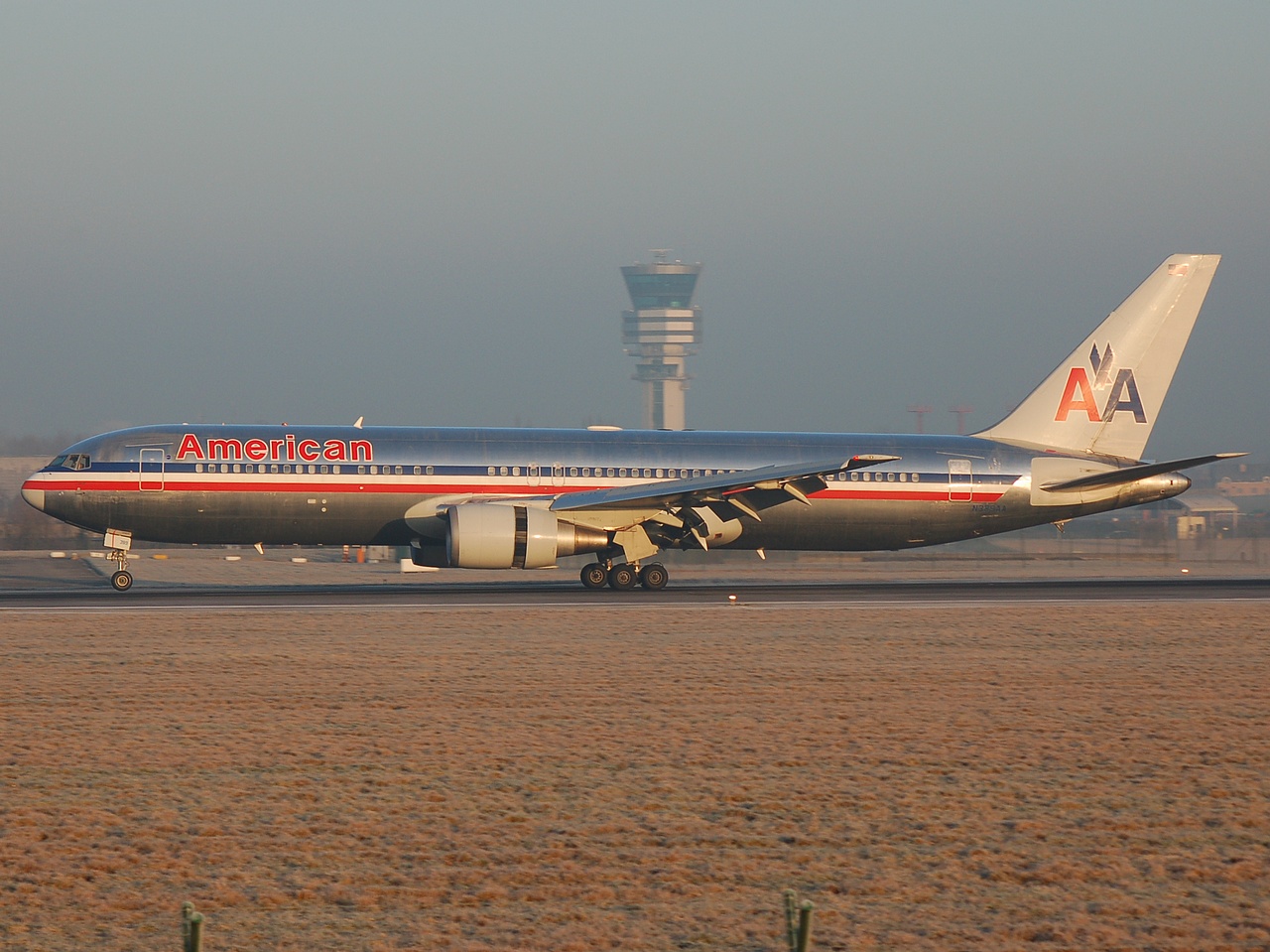 N389AA - 767-323(ER) - American Airlines - BRU - 19-12-2007