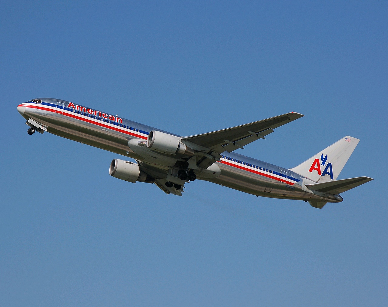 N39365 - 767-323(ER) - American Airlines - ZRH - 24-05-2007b