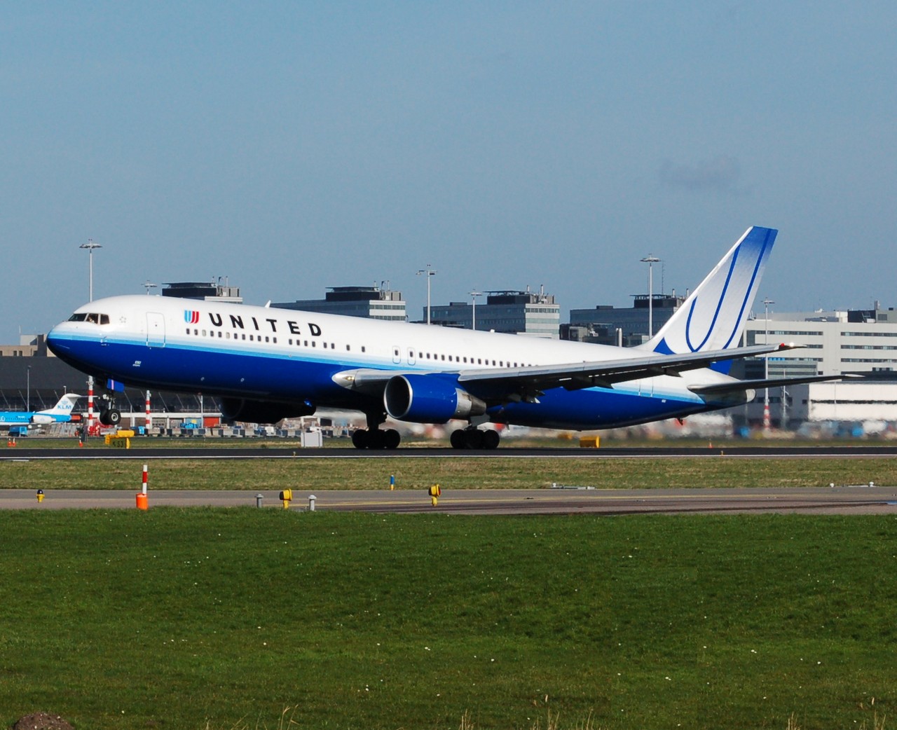 N662UA - 767-322(ER) - United Airlines - AMS - 10-03-2007