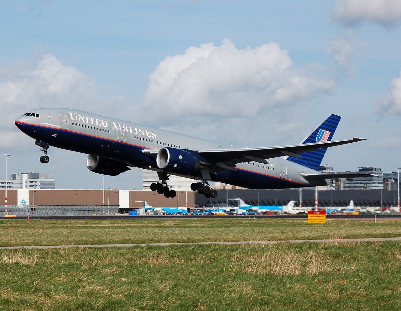 N768UA - 777-222 - United Airlines - AMS - 10-03-2007