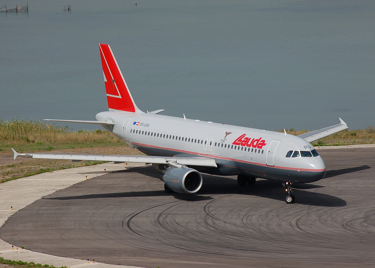 OE-LBQ - A320-214 - Lauda Air - CFU - 26-06-2007b